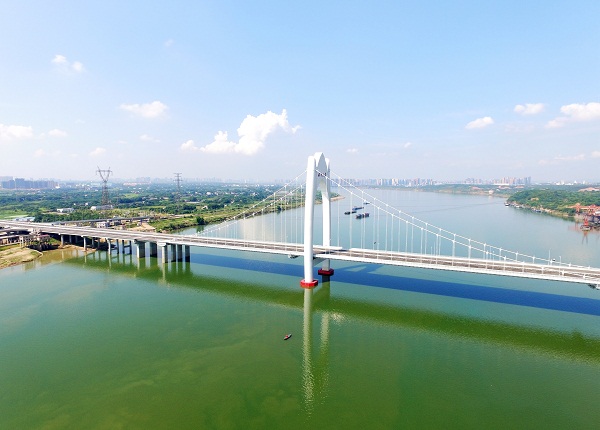 8月4日，昭華大橋起點處0號橋臺路橋連接段施工全部完成。至此，昭華大橋主橋已成功連通昭山段路基2-陳曉軍.JPG