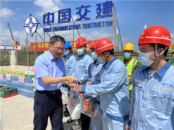 市總工會張得志、三航局黨委副書記傅瑞球在長興2號塢現(xiàn)場慰問 (3).jpg