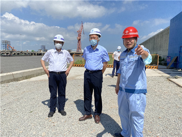 市總工會張得志、三航局黨委副書記傅瑞球在長興2號塢現(xiàn)場慰問.jpg