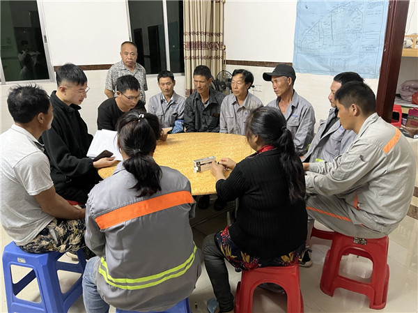 項目部對入場人員開展三級教育.jpg
